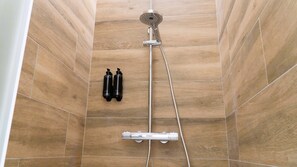 Apartamento superior | Banheiro | Chuveiro, secador de cabelo, toalhas de banho, sabonete