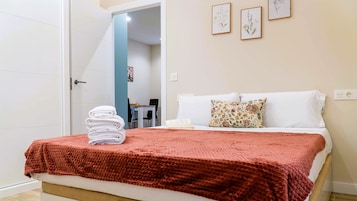 Apartamento estándar | Edredones de plumas y espacio para trabajar con un portátil