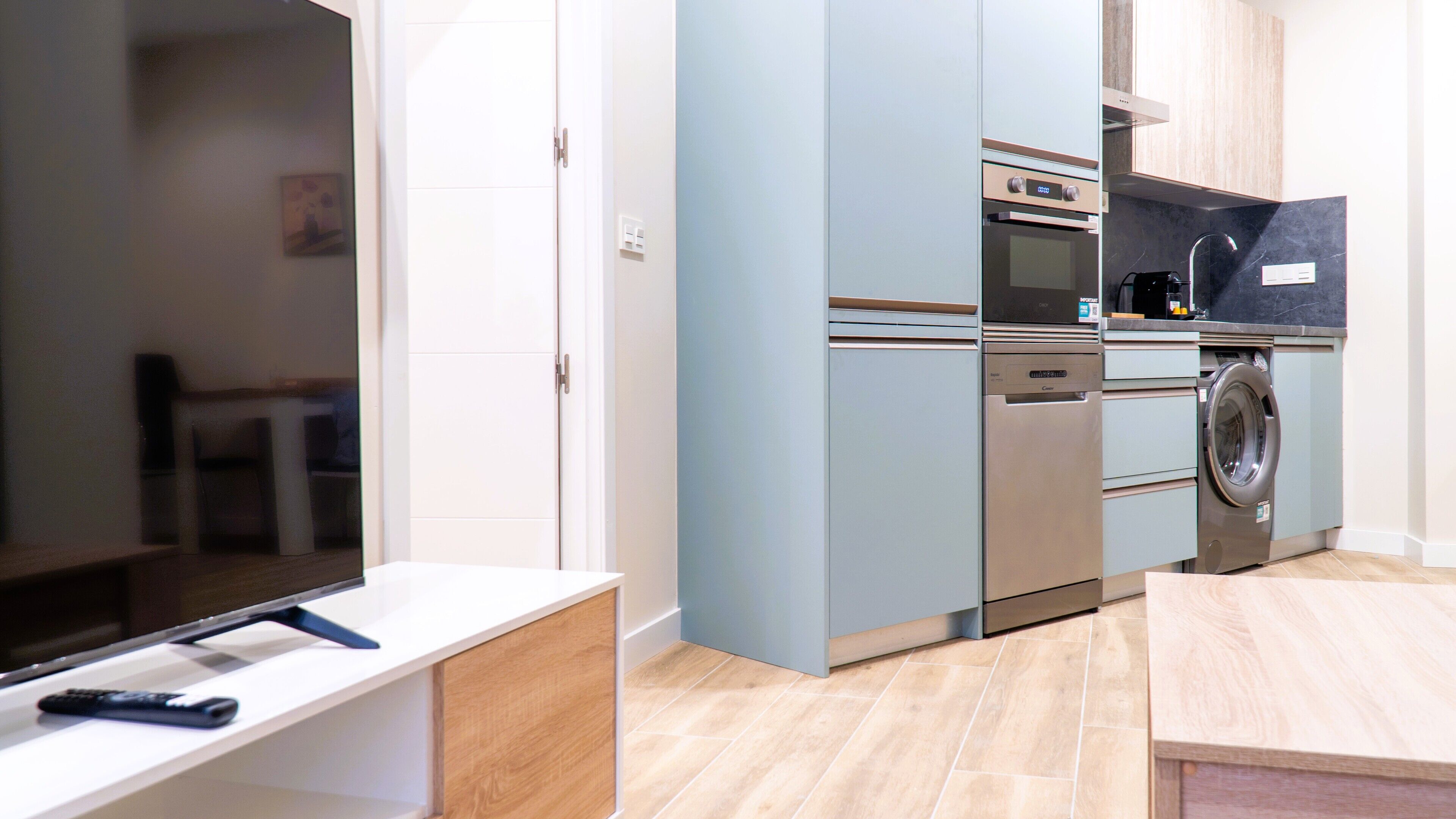 Standaard appartement | Woonruimte | Een 32-inch smart-tv met digitale zenders