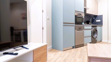 Apartamento estándar | Zona de estar | Smart TV de 32 pulgadas con canales digitales