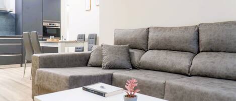 Superior appartement | Woonruimte | Een 32-inch smart-tv met digitale zenders