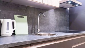 Apartamento superior | Cocina privada | Frigorífico, microondas, horno y placa de cocina