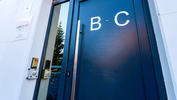 A blue door with the letters "B-C" on it, a glass door, and a small sign on the wall. - Apartamentos Doña Berenguela by gaiarooms (León)