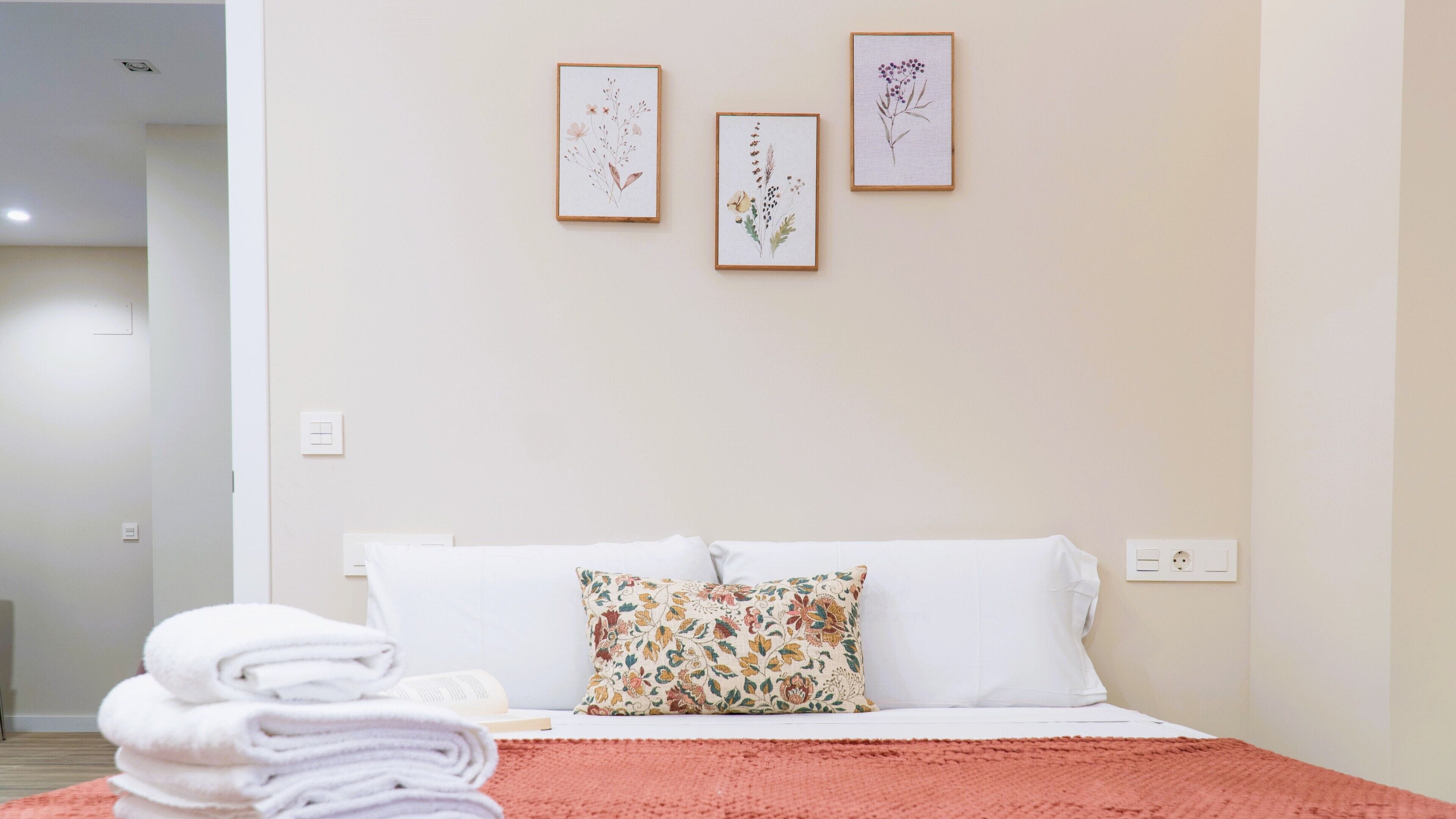 Standaard appartement | Donzen dekbedden, een laptopwerkplek, geluiddichte muren, gratis wifi