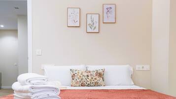 Standaard appartement | Donzen dekbedden, een laptopwerkplek, geluiddichte muren, gratis wifi