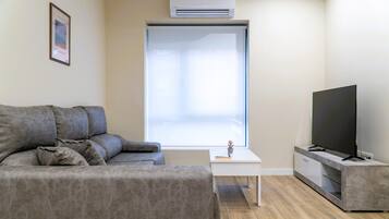 Superior appartement | Woonruimte | Een 32-inch smart-tv met digitale zenders