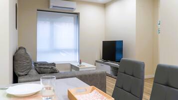 Superior appartement | Woonruimte | Een 32-inch smart-tv met digitale zenders