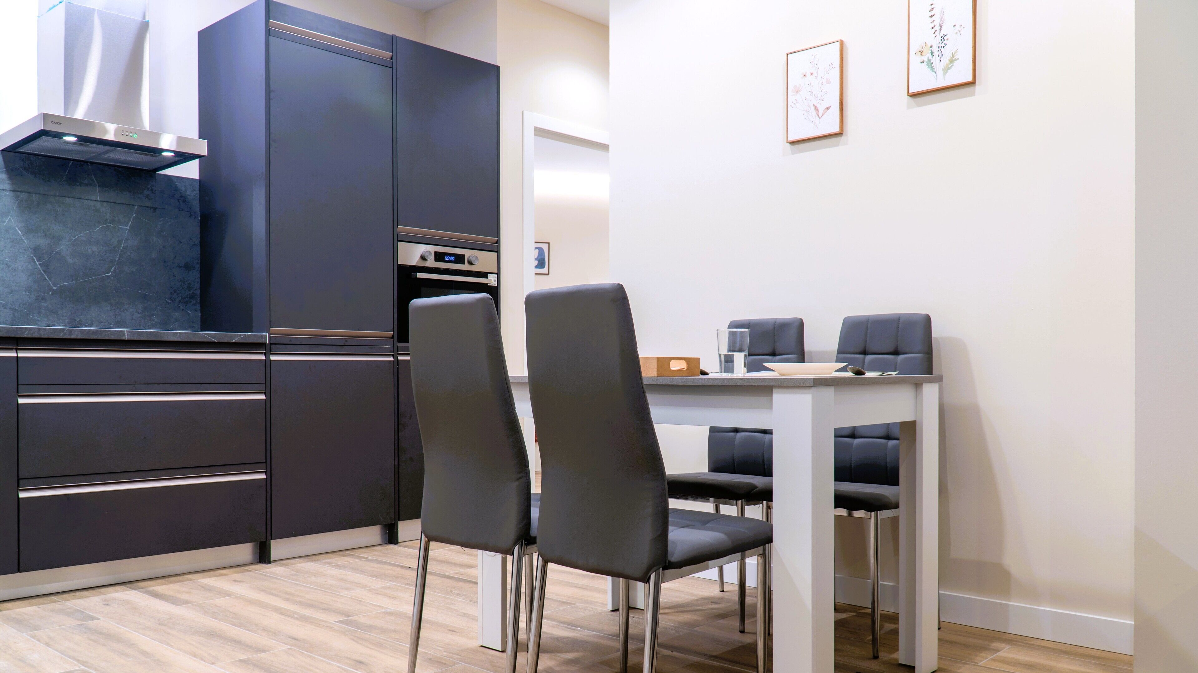 Superior appartement | Woonruimte | Een 32-inch smart-tv met digitale zenders