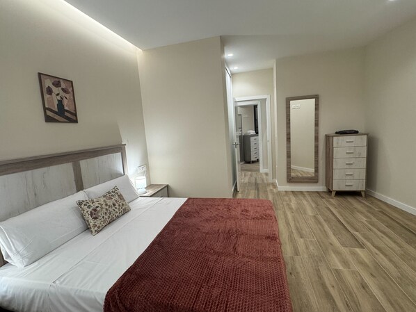 Superior Apartment | Laptop workspace, soundproofing, free WiFi