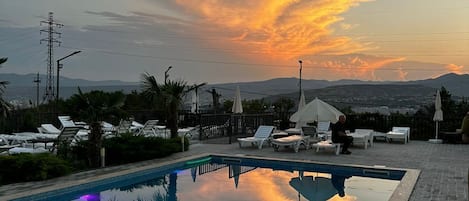 Una piscina al aire libre
