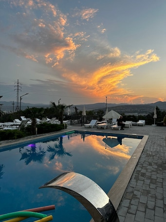 Una piscina al aire libre