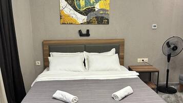 Deluxe-Doppelzimmer, Veranda, Stadtblick | Schreibtisch, kostenloses WLAN