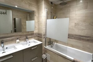 Séchoir à cheveux, serviettes fournies, savon, papier de toilette