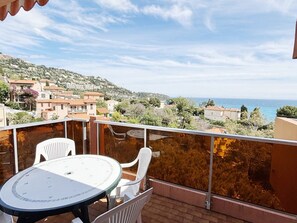 Unclassified image, 2 of 6, button - 6-person Apartment with Wi-Fi in Roquebrune-Cap-Martin (Roquebrune-Cap-Martin)