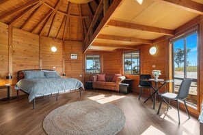 1 slaapkamer, een strijkplank/strijkijzer, wifi, beddengoed