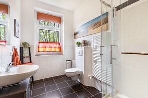 Shower, hair dryer, towels - Apartment 1 with Terrace Access (Lindow (Mark))