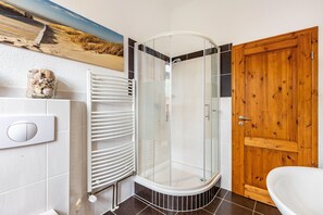 Shower, hair dryer, towels - Apartment 1 with Terrace Access (Lindow (Mark))