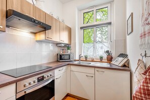 Fridge, microwave, oven, stovetop