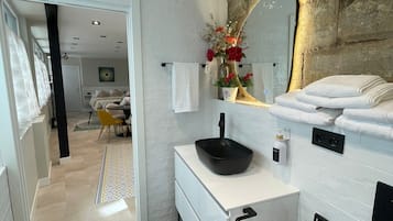 Dusche, Haartrockner, Bidet, Handtücher