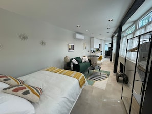 1 habitación, tabla de planchar con plancha, wifi y ropa de cama