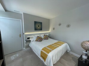 1 slaapkamer, een strijkplank/strijkijzer, wifi, beddengoed