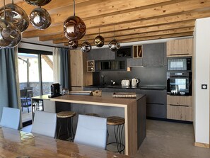 Réfrigérateur, four à micro-ondes, un four, lave-vaisselle