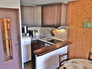 Fridge, microwave, oven, coffee/tea maker