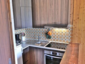 Fridge, microwave, oven, coffee/tea maker