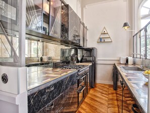 Réfrigérateur, four à micro-ondes, lave-vaisselle, cafetiÚre-théiÚre