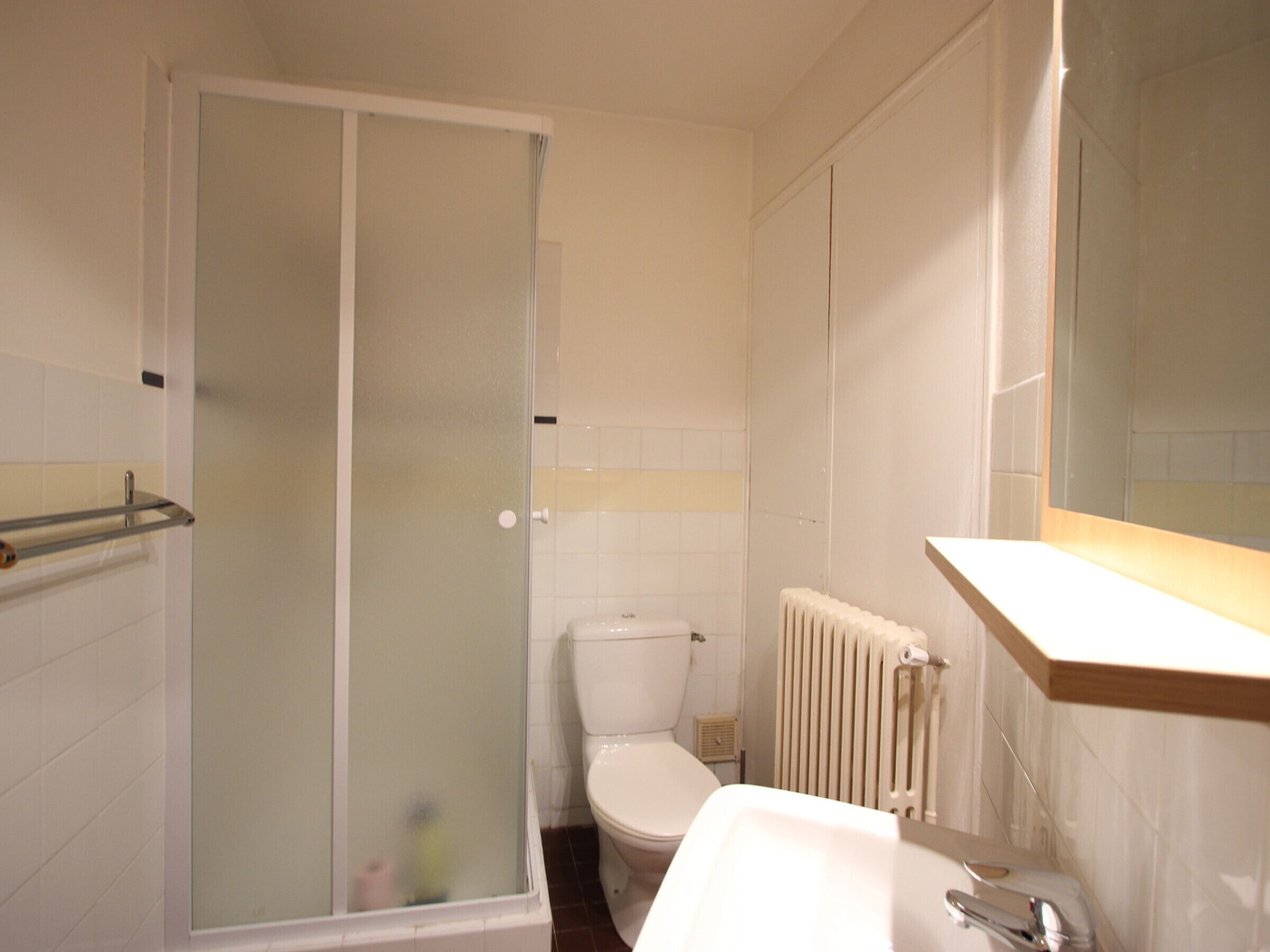 Ein Badezimmer mit Dusche, Toilette und Waschbecken.
