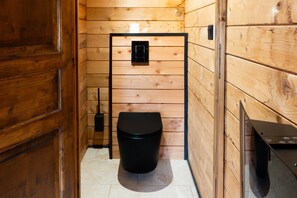 Douche, sèche-cheveux, serviettes fournies