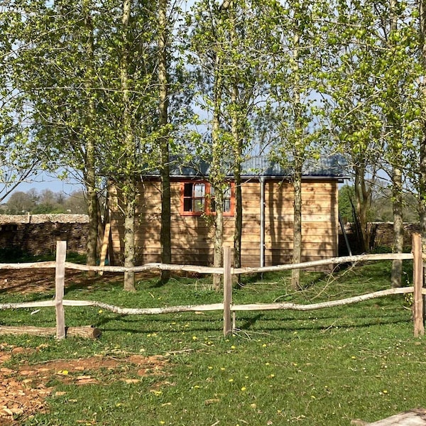 Secluded Off Grid Shepherd's Hut - Cotswolds