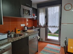 Kjøleskap, mikrobølgeovn, ovn og kaffetrakter/tekoker