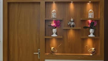 Shower, free toiletries, towels, shampoo