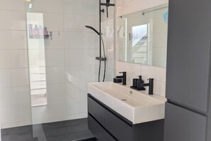 シャワー、ヘアドライヤー、タオル、トイレットペーパー