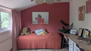 3 bedrooms, iron/ironing board, internet, bed sheets