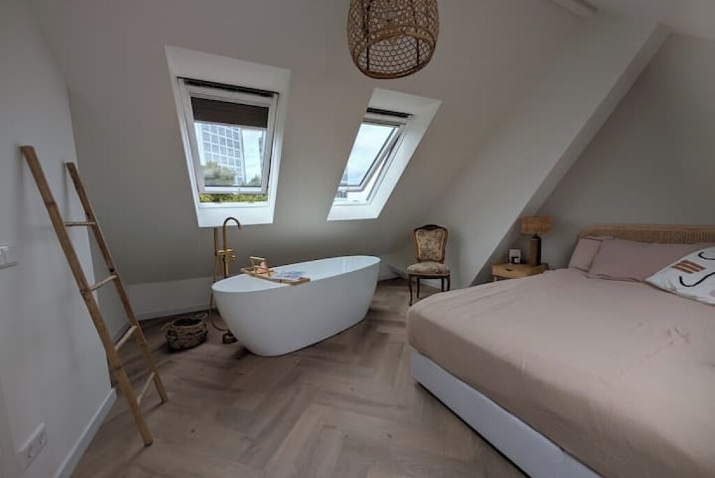 3 slaapkamers, een strijkplank/strijkijzer, internet, beddengoed