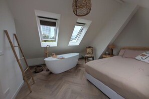 3 bedrooms, iron/ironing board, internet, bed sheets