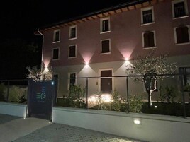 Un edificio con molte finestre e un ingresso luminoso.