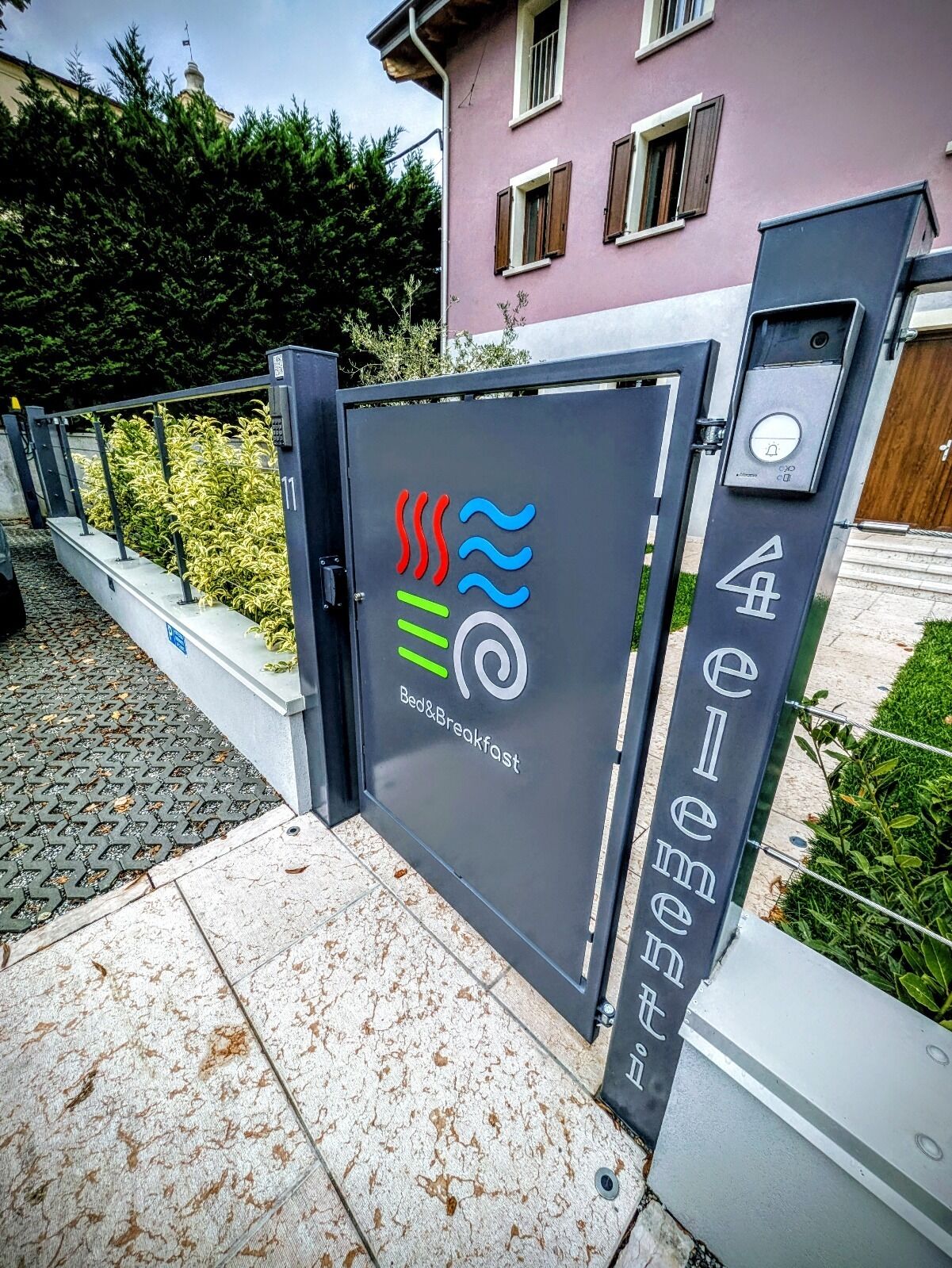 Vista frontal de la propiedad