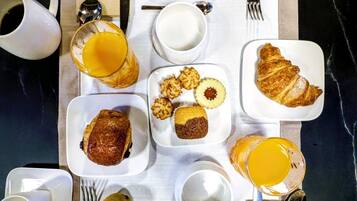 包含每日自助早餐