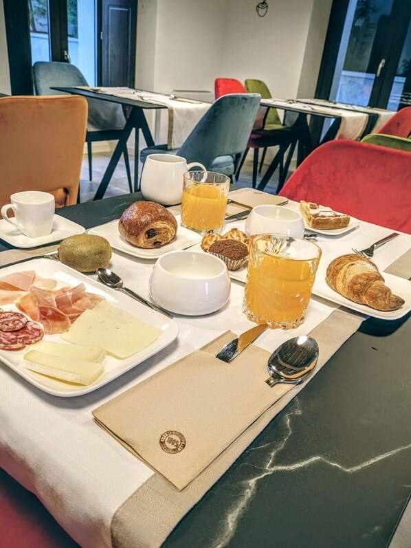 Free daily buffet breakfast - 4 Elementi Relais (Lonato del Garda)
