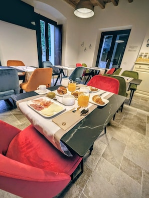 Café da manhã com buffet grátis todos os dias