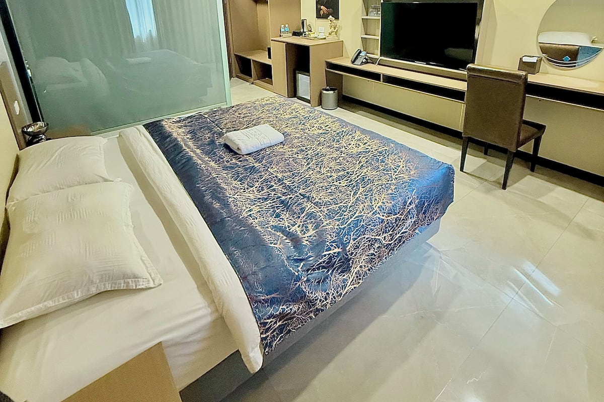 Deluxe Single Room, 1 Bedroom, Non Smoking, City View | In-room safe, desk, WiFi (free), individually decorated