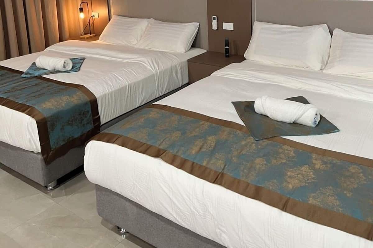 Standard Twin Room | Peti besi dalam bilik, dihias secara berasingan