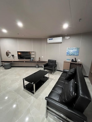 In-room safe, free WiFi, wheelchair access