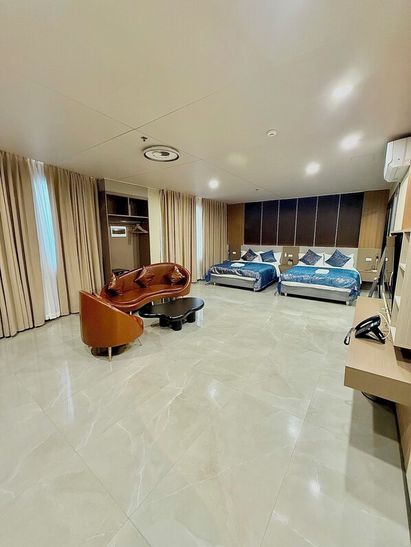 Executive Room | In-room safe, desk, WiFi (free), individually decorated - Skyport Hotel (Pasay)
