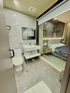 Shower, slippers, towels - Skyport Hotel (Pasay)