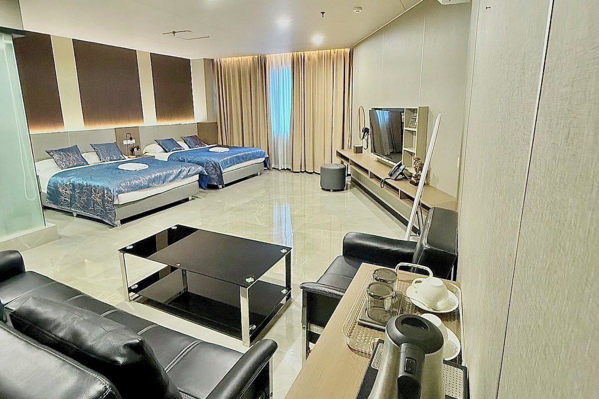 Executive Room | In-room safe, desk, WiFi (free), individually decorated