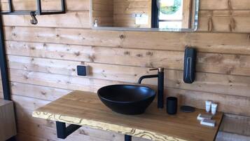 Douche, sĂšche-cheveux, serviettes fournies